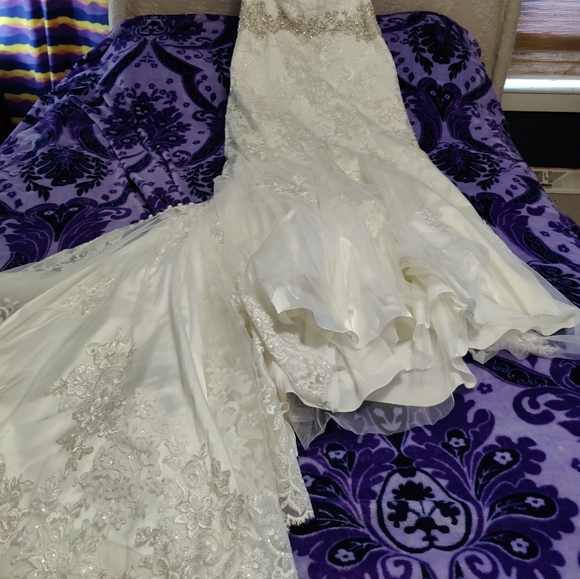 Wedding dress - Picture 1 of 8